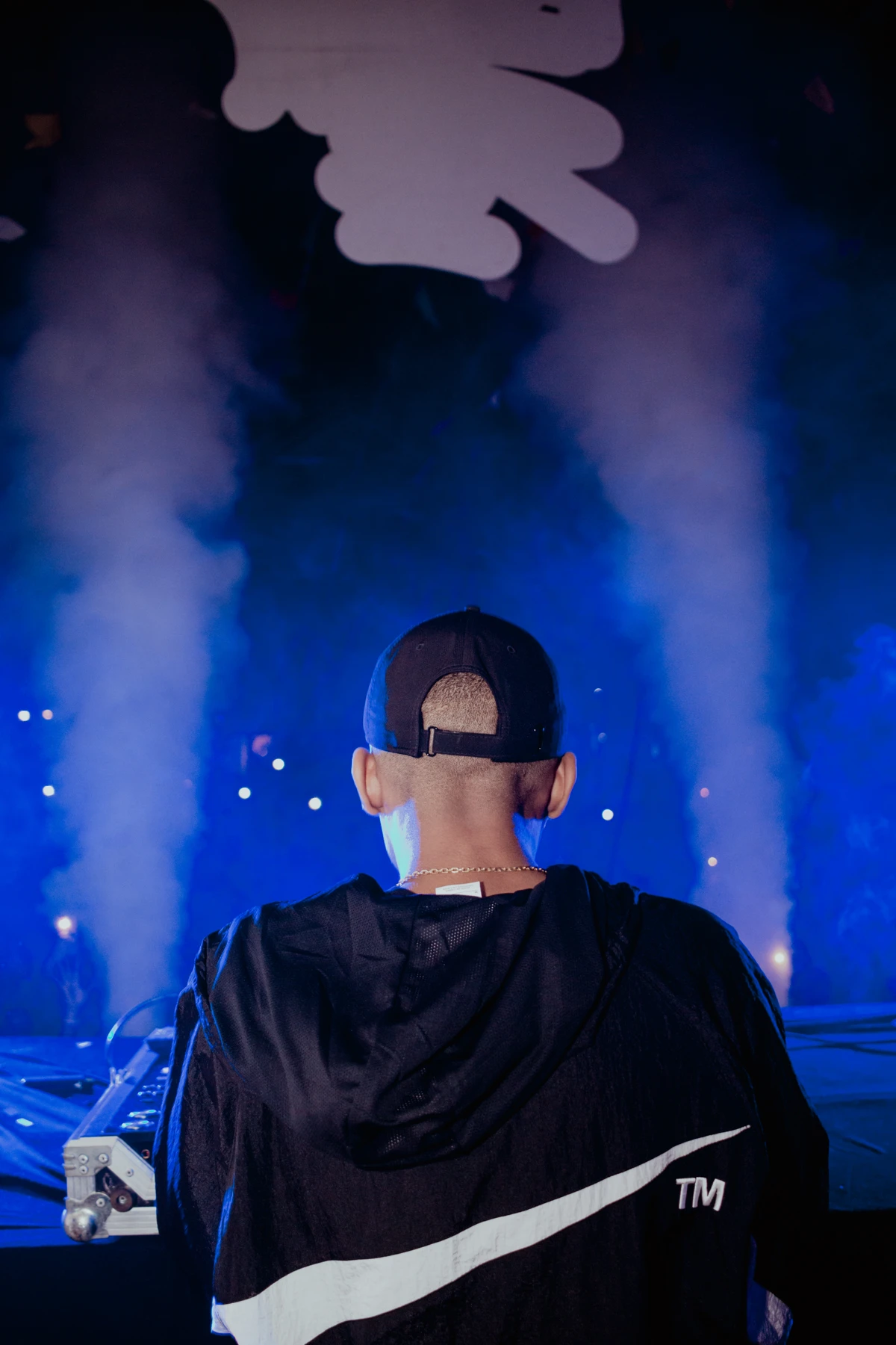Felipe Único on stage surrounded by CO₂ jets